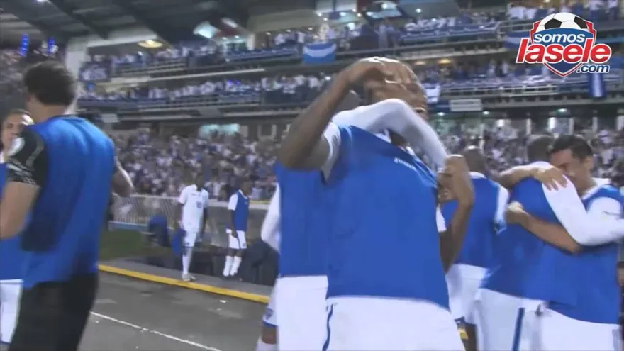 Gol de Honduras el primero del partido anotado por Carlos Costly