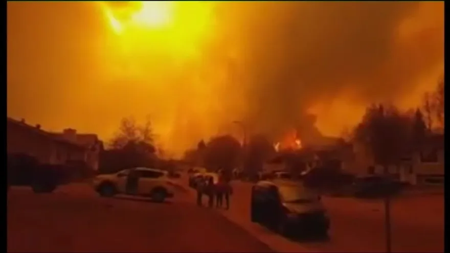 Confirman las dos primeras muertes relacionadas con masivo incendio en Canadá