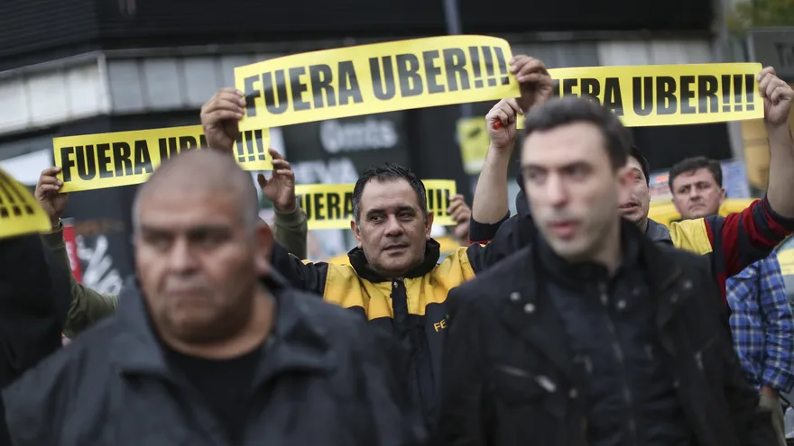 La justicia de la ciudad de Buenos Aires ordenó la clausura preventiva de la web y aplicaciones de Uber en Argentina.