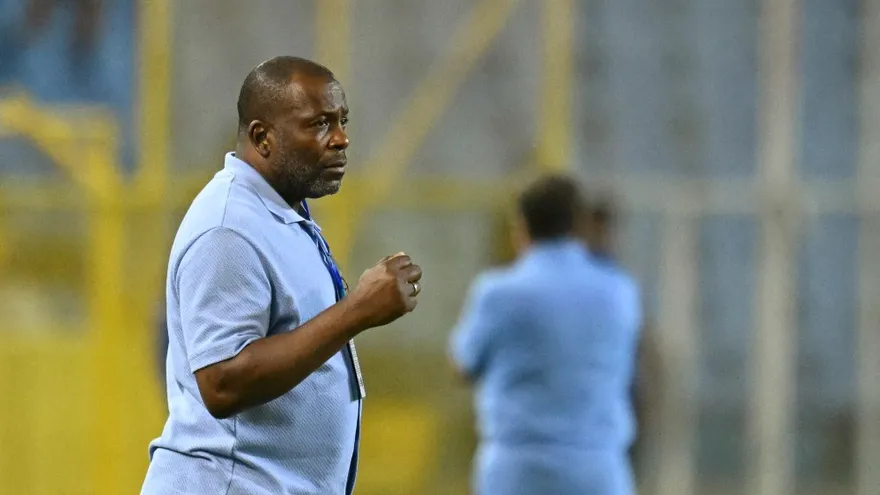 Stanley Menzo entrenador de Surinam