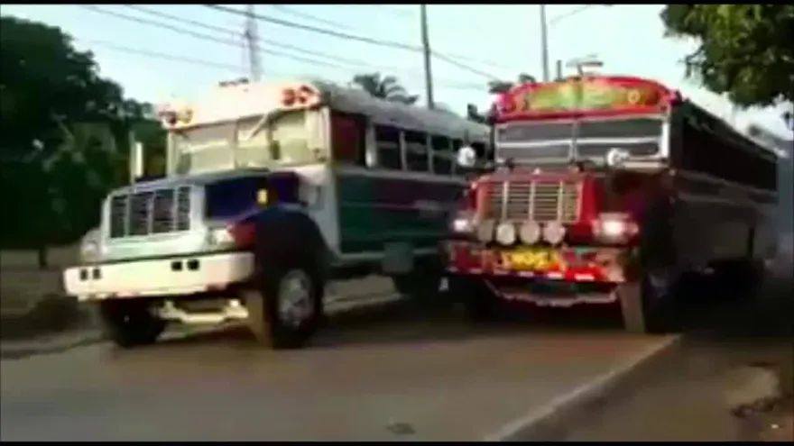 Director del Tránsito reacciona por buses que hacían regatas en la vía pública
