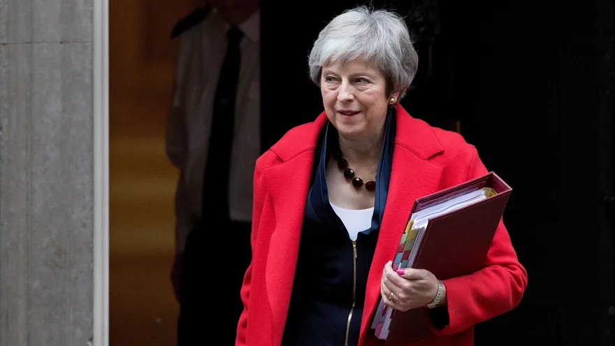 La primera ministra británica, Theresa May, abandona el número 10 de Downing Street para acudir a la sesión de control en el Parlamento en Londres.