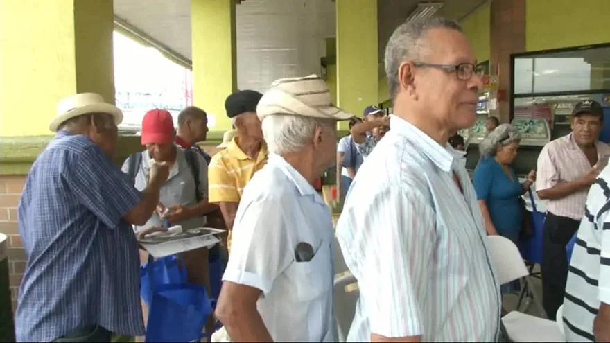 Presidente Varela se hace presente en pago de aumento a jubilados