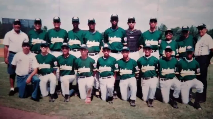 Equipo de béisbol intermedio de Curundú que ganó la Serie Mundial de Béisbol Intermedio del año 2000