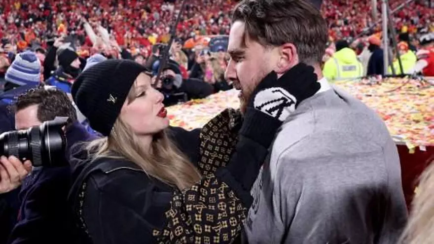 Travis Kelce (d) junto a Taylor Swift (i)