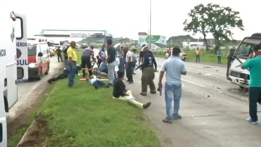 Accidente entre un bus y un vehículo sedán deja 17 heridos en Pacora