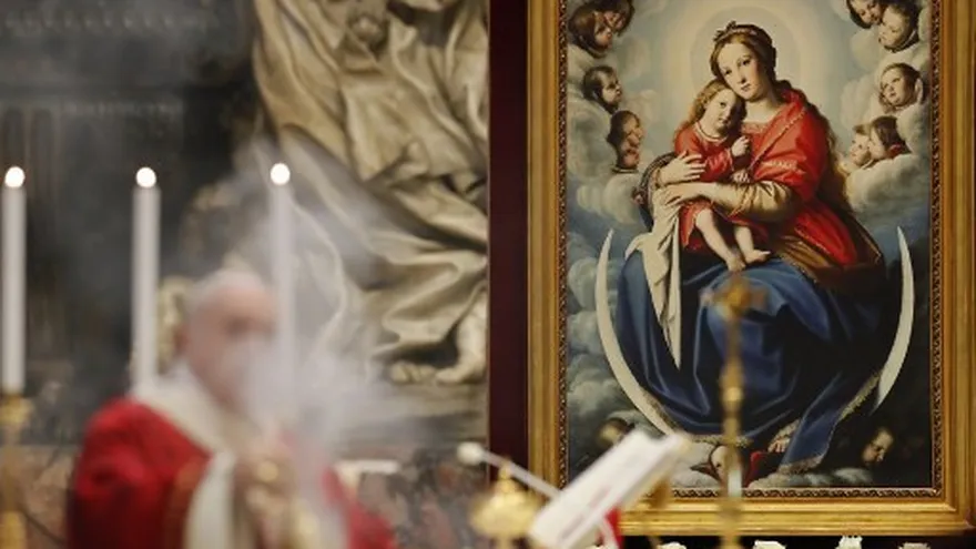 El papa Francisco preside una misa. En el fondo se observa una imagen de la Virgen María