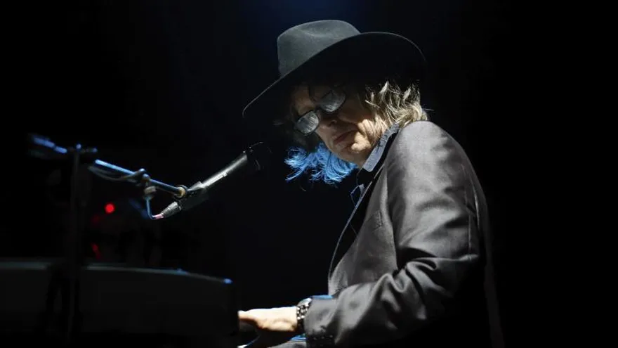 El líder de la banda británica "The Waterboys", Mike Scott , durante un concierto ofrecido en Valencia.