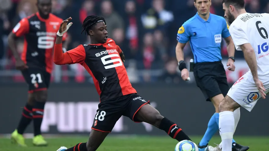 Camavinga debería seguir un año más en el Rennes, dice su entrenador