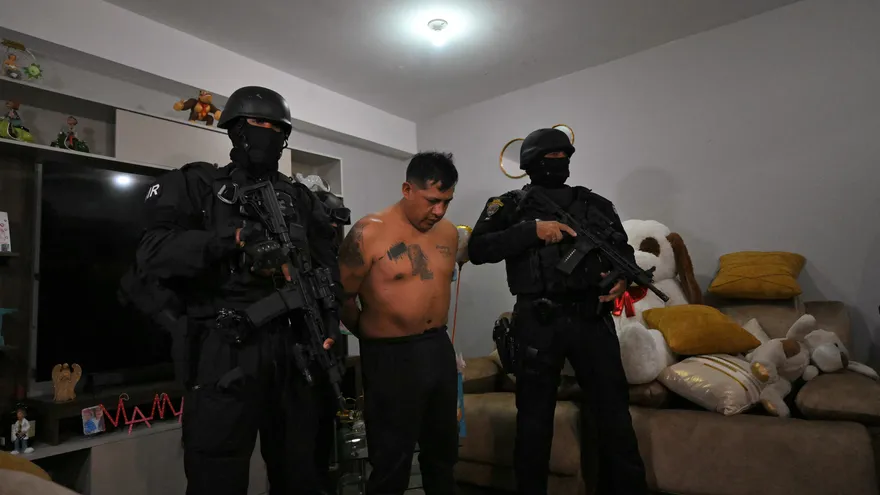 La Policía de Ecuador capturó a un líder de la banda Los Lobos.
