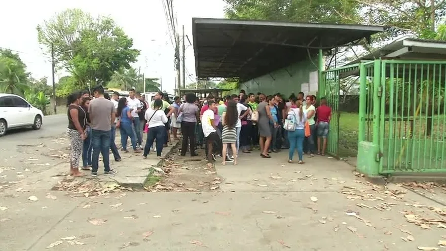 Largas filas para inscripción en proceso de recuperación de materias