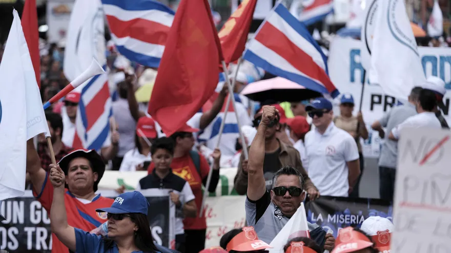 Trabajadores del sector público marcharon en contra de una reforma fiscal que impulsa el Gobierno.