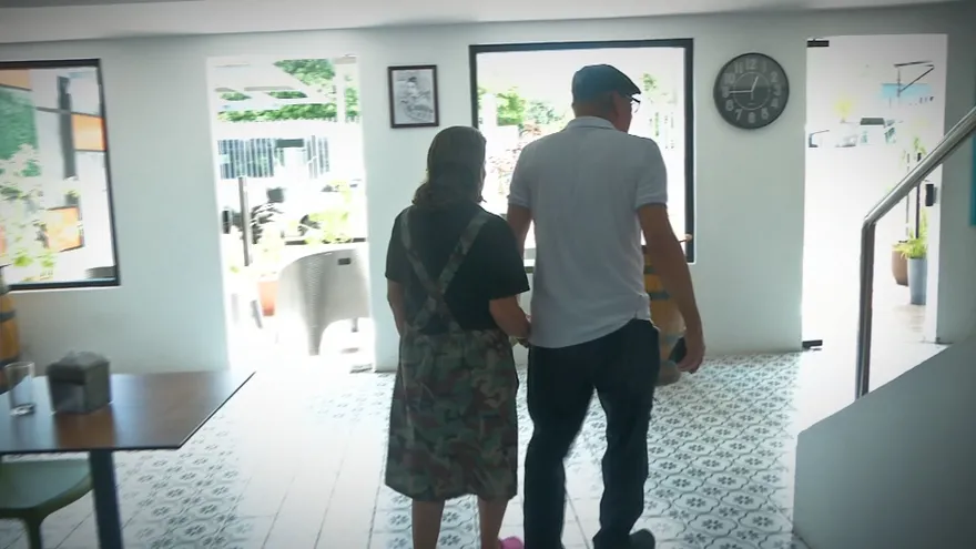 Roberto Valdés cuida de Ana Arauz, paciente de Alzheimer