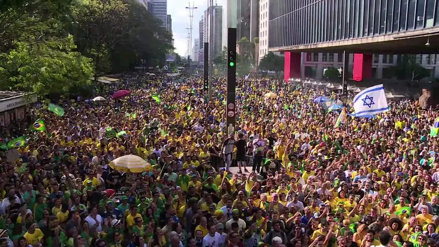 Bolsonaro consigue nutrido apoyo antes de balotaje en Brasil