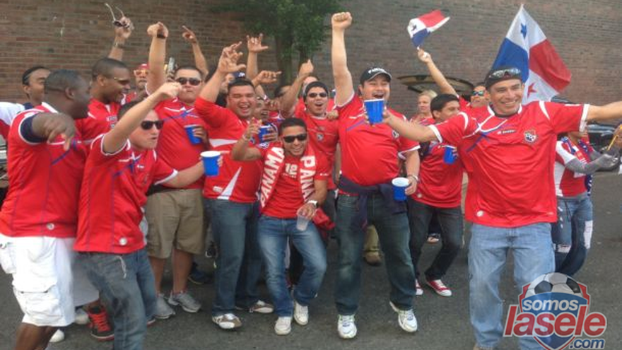 Panameños en el estadio ya calientan el ambiente en Seattle