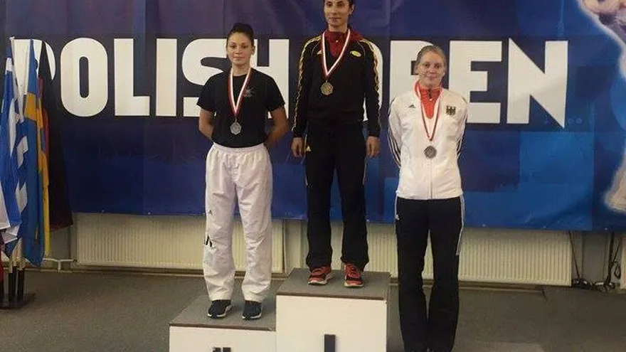 Carolena Carstens (i) en el podio