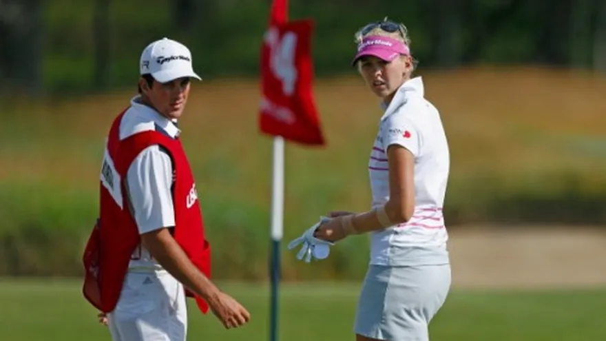 Golfista reemplaza a caddie por su novio