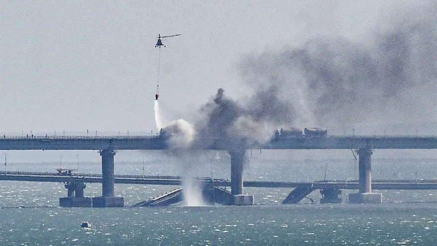 Una fuerte explosión en el puente de Crimea, que une la ocupada península con Rusia y que ha quedado dañado.