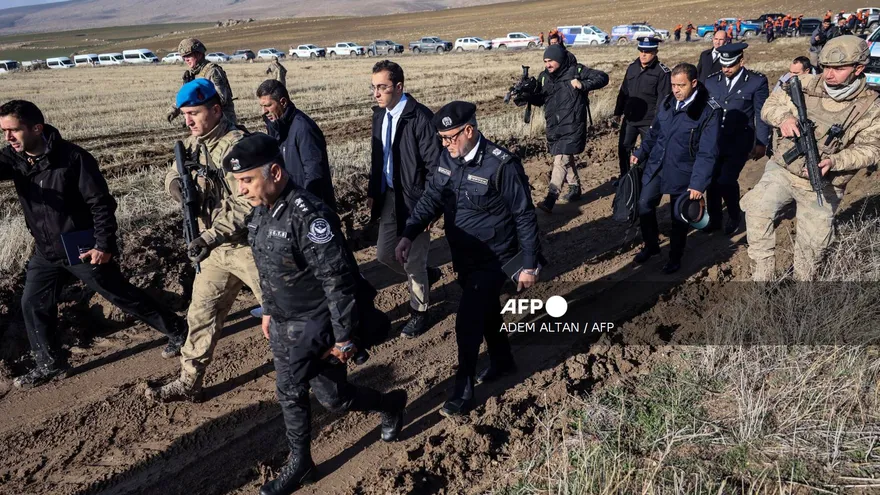 Los miembros de la delegación militar libia llegan al lugar del accidente tras el accidente de un avión comercial con destino a Libia que transportaba al jefe del Estado Mayor libio, general Muhammad Ali Ahmed Al-Haddad, encontrado a 2 kilómetros al sur de la aldea de Kesikkavak en el distrito de Haymana en Ankara.