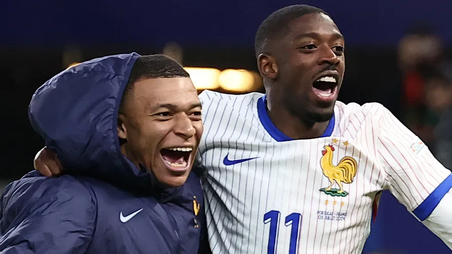 Kylian Mbappé (i) y Ousmane Dembélé (d)