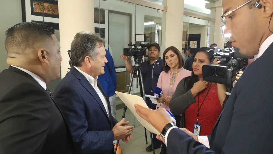 Navarro muestra supuestos documentos que vincularían a Varela con escuchas ilegales