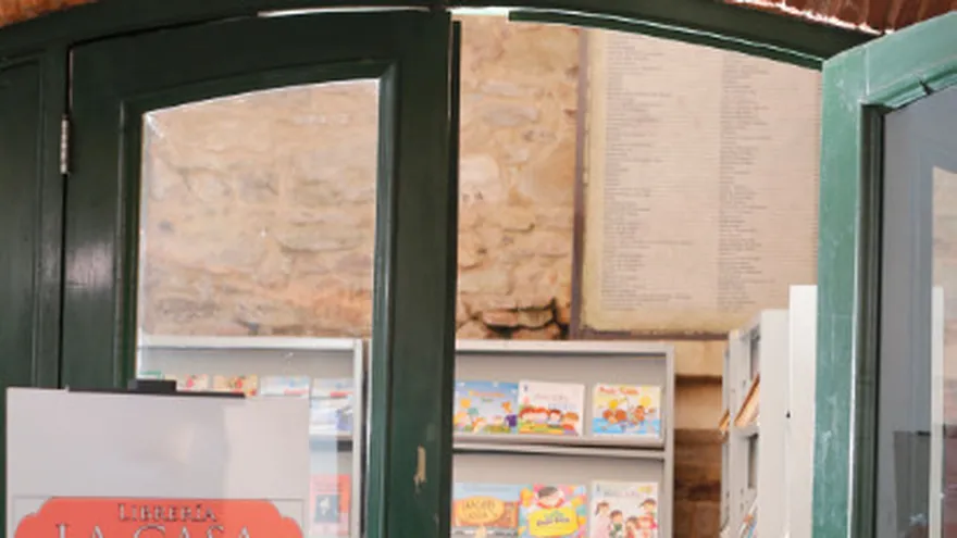 Escritora Moravia Ochoa recibe condecoración Rogelio Sinán