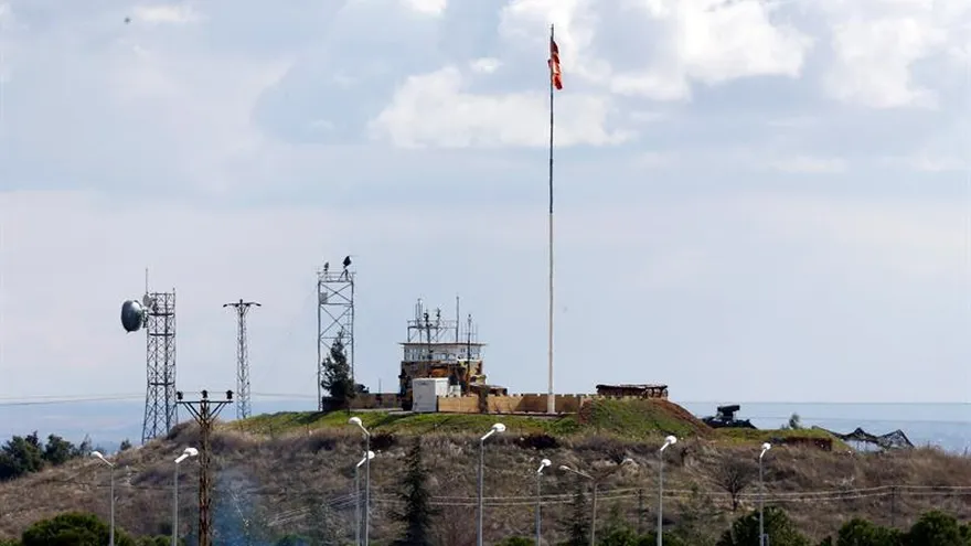 Un policía turco vigila la frontera con Siria desde una torre-vigía en la ciudad de Kilis.
