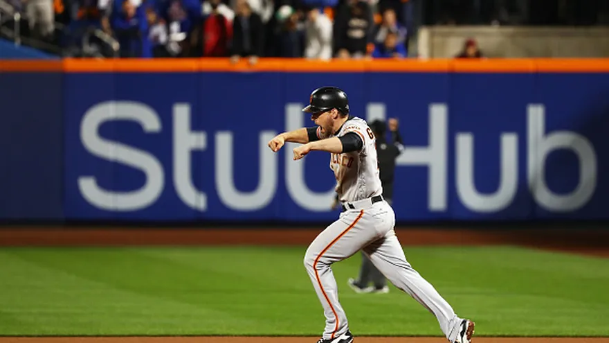 Conor Gillaspie #21 de los  Gigantes de San Francisco .