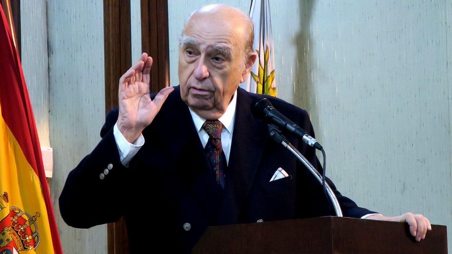 El precandidato por el Partido Colorado de Uruguay Julio María Sanguinetti habla este martes durante un Desayuno de Consulta de la Cámara Española de Comercio, Industria y Navegación de Uruguay (Camacoes), en la sede de Camacoes en Montevideo (Uruguay)
