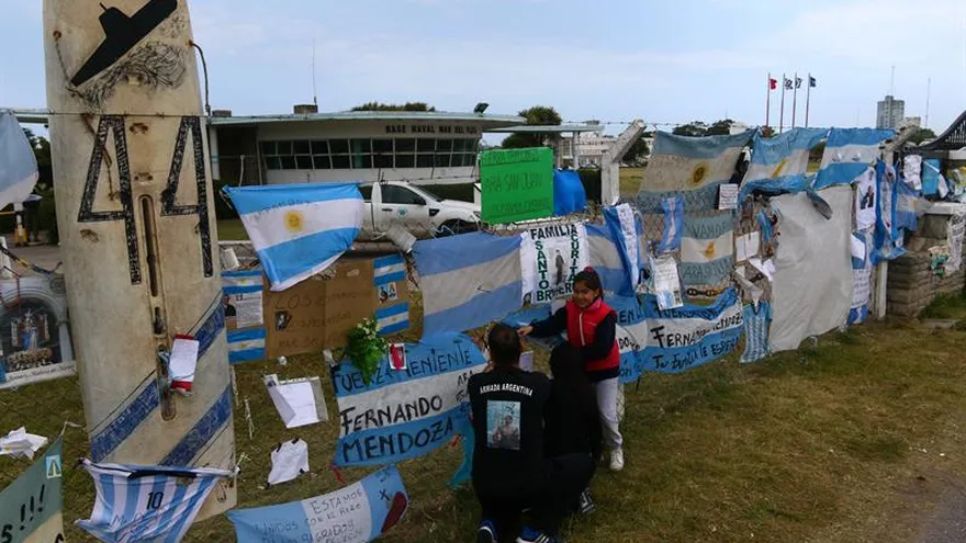 Varias personas visitan el lugar de homenaje a los 44 tripulantes del submarino desaparecido en Argentina.