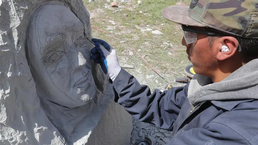 Un grupo de artistas trabajan en una escultura del rostro del caudillo indígena Julián Apaza, conocido como Túpac Katari, en la plaza principal de Peñas.