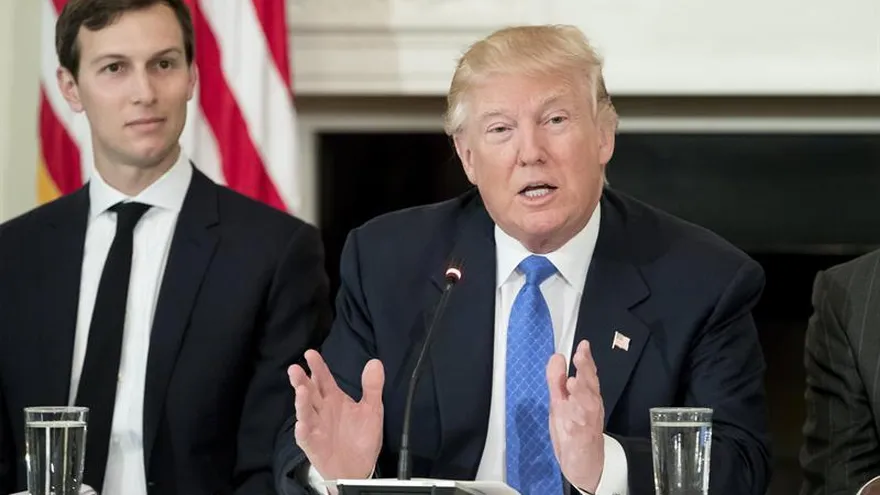 El presidente de EE.UU., Donald J. Trump (d), y su asesor principal, Jared Kushner (i), durante una reunión en la Casa Blanca en Washington, Estados Unidos.