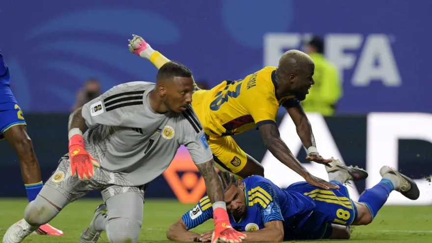 Enner Valencia (arriba) pierde una ocasión de gol ante el portero Eloy Room (a un lado) y el jugador Armando Obispo (abajo)