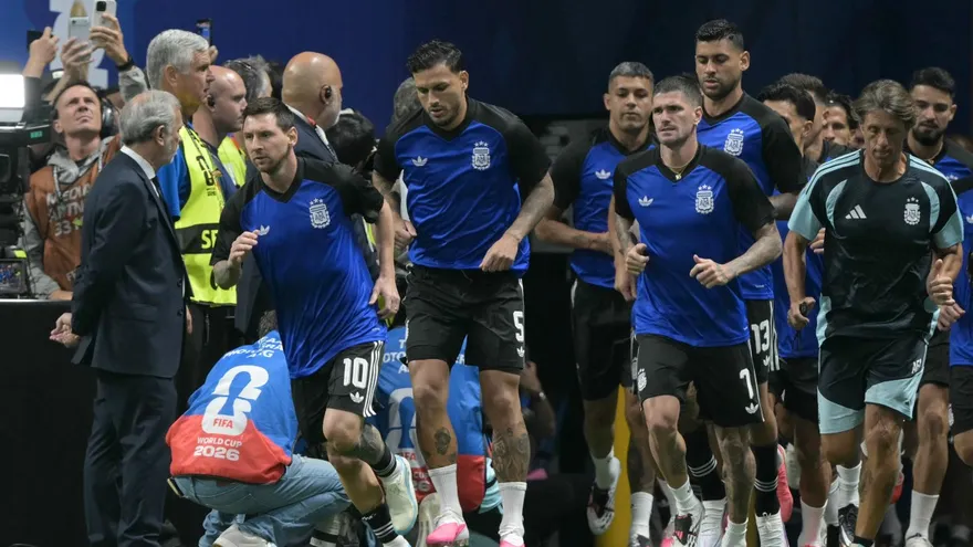 Jugadores de Argentina salen a la cancha del Estadio de Atlanta para sus ejercicios de calentamiento