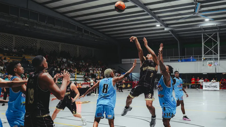 Brisas Basketball y Calle P en acción