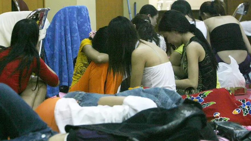 Las víctimas procedían de otras regiones de los Andes del sur de Perú donde supuestamente fueron captadas a través de falsas ofertas de empleo para luego ser obligadas a prostituirse y realizar trabajos forzados.