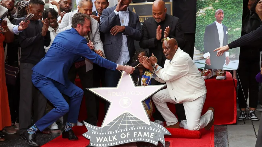 Momento en que se revela la estrella en el paseo de la fama de Hollywood para el fallecido Tupac.