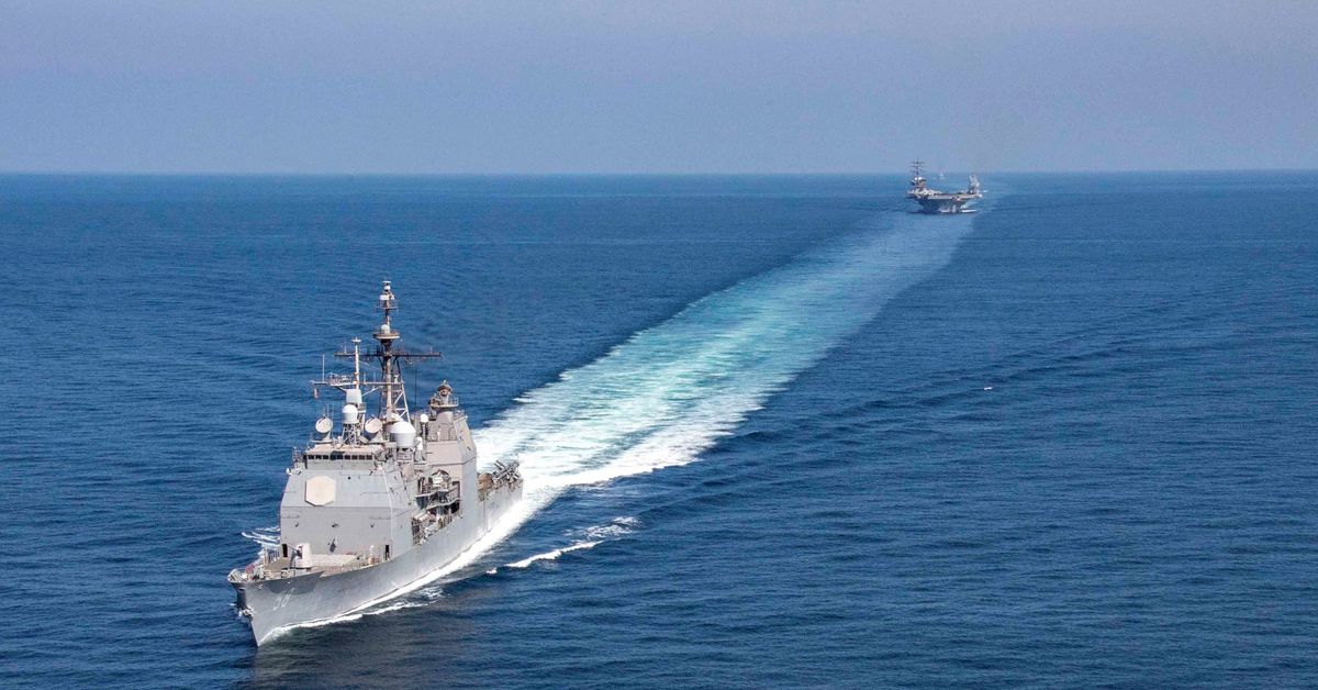 Buques de guerra de EEUU cruzan el estrecho de Ormuz; Trump afirma que inició proceso de desbloqueo