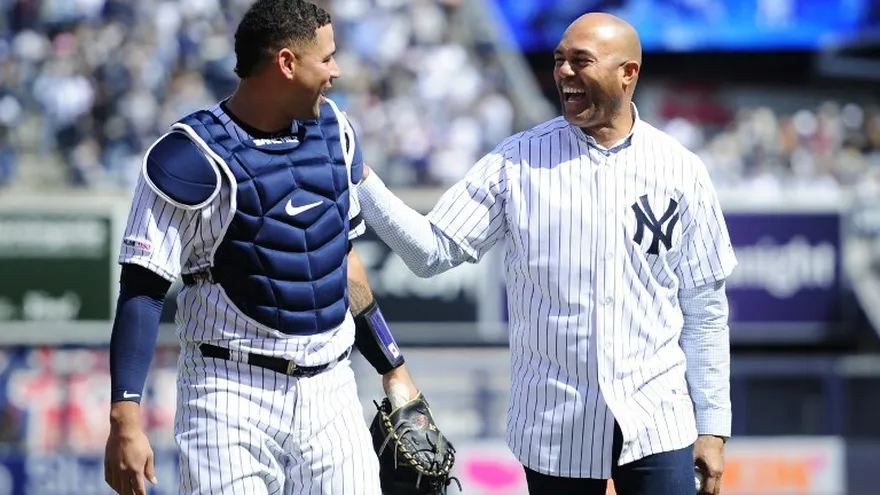 Mariano Rivera (d) conversa con el receptor de los Yankees Gary Sánchez (i)