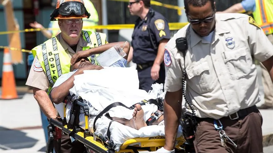 Una víctima herida es sacada de la escena en una camilla después de que un taxi golpease a varios peatones hoy, lunes 3 de julio de 2017, en una zona de parada de taxis en el este de Boston, Massachusetts (EE.UU.).