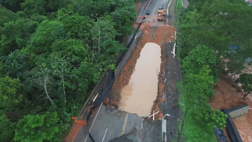 Vía colapsada en El Guarumal de Colón.