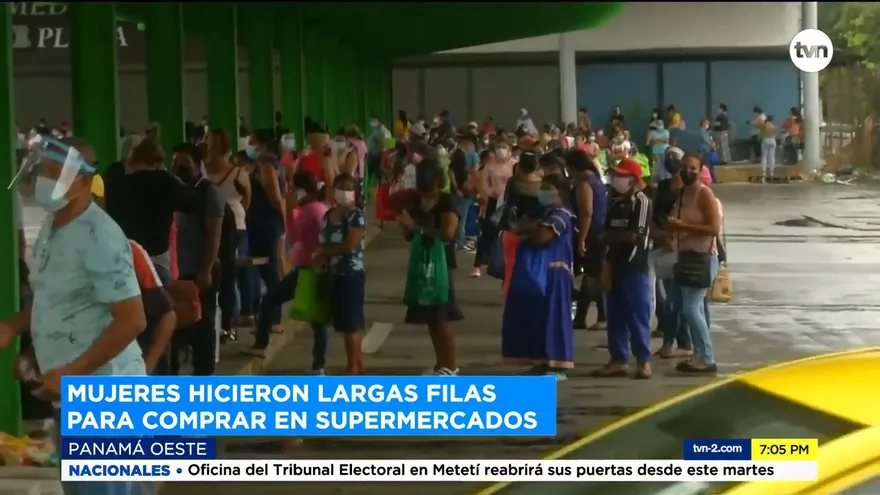 Mujeres salen a realizar compras de fin de año