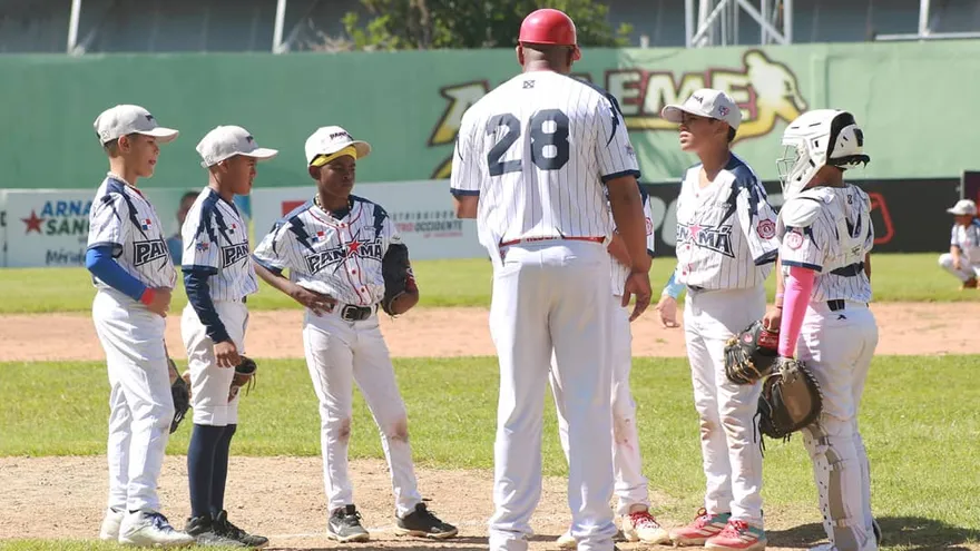 Peloteros de la Selección de Béisbol U10 de Panamá reciben instrucciones