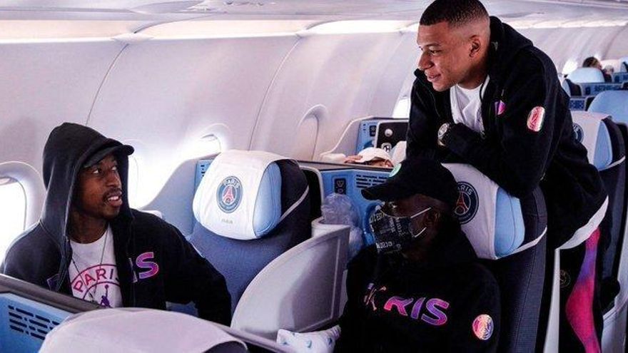 Mbappé, tocado, entra en la lista del PSG para viajar a Manchester