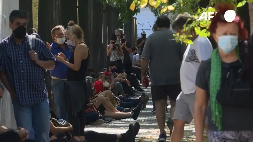 Largas filas en hospitales de Buenos Aires para pruebas de covid-19