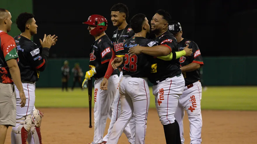 Peloteros del equipo de béisbol mayor de Chiriquí felicitan a Jonatan Saavedra tras batear el hit 800 de su carrera