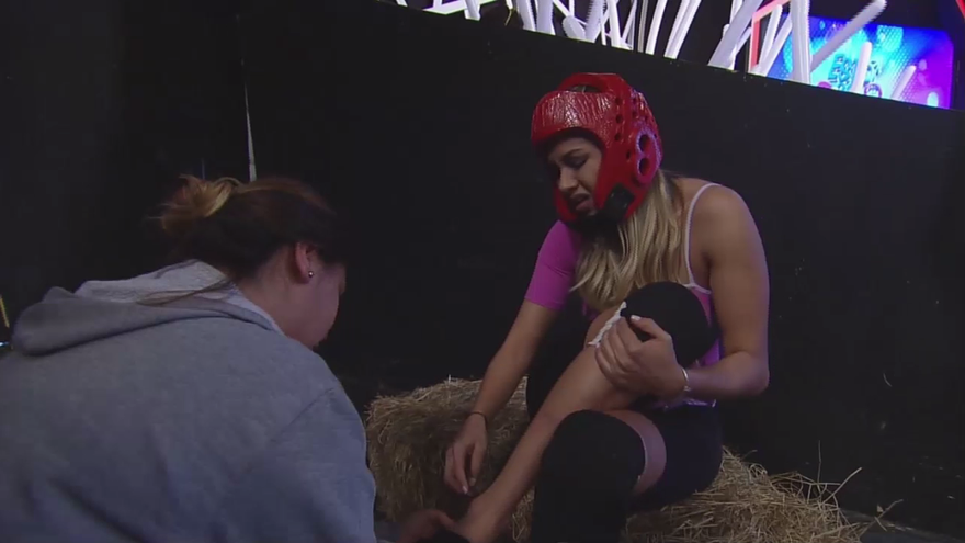 ¡Julia Honings se lesiona su tobillo!