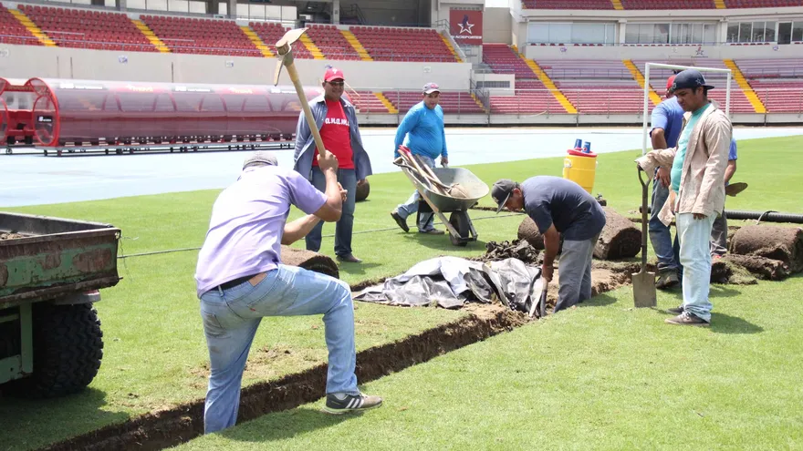 Momentos en que se realiza la labor en el drenaje del Rommel Fernández
