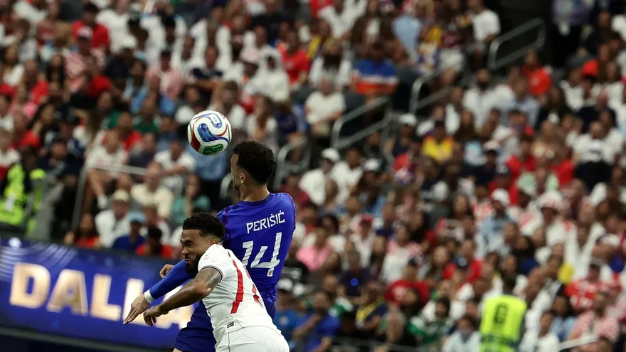 Ivan Perisic de Croacia y Reece James de Inglaterra atacando el esférico Mundial 2026