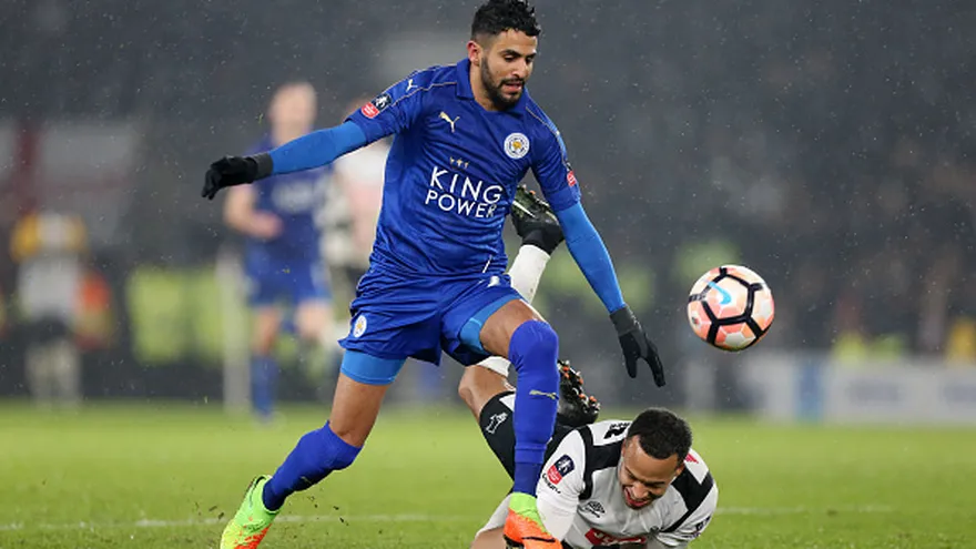 Acción del partido entre el Leicester City  y el Derby County